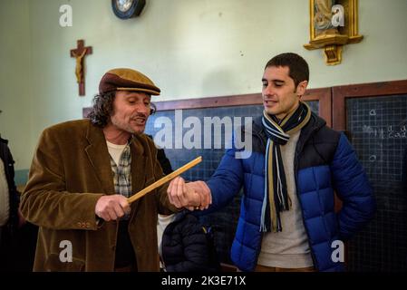 Visita drammatizzata a Colònia Vidal. Vecchia scuola e campione delle punizioni con un visitatore che in precedenza sono stati applicati ai bambini, Puig-reig, Spagna Foto Stock