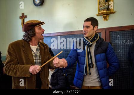 Visita drammatizzata a Colònia Vidal. Vecchia scuola e campione delle punizioni con un visitatore che in precedenza sono stati applicati ai bambini, Puig-reig, Spagna Foto Stock