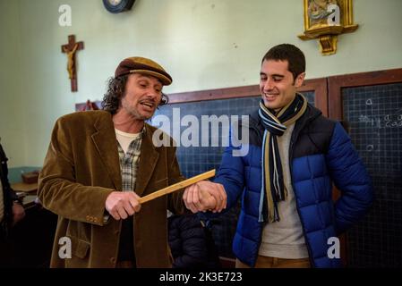 Visita drammatizzata a Colònia Vidal. Vecchia scuola e campione delle punizioni con un visitatore che in precedenza sono stati applicati ai bambini, Puig-reig, Spagna Foto Stock