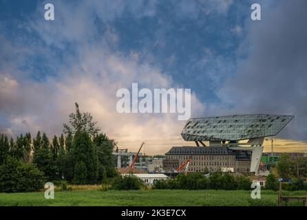 Anversa, Fiandre, Belgio - 10 luglio 2022: Vicino Siberiabrug. Architettura storica e moderna combinata creando un edificio dell'autorità portuale sotto sunri Foto Stock