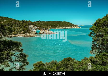 Arco naturale in uno dei promontori del Gargano. L'Arco di San Felice è una delle attrazioni turistiche della Puglia. Vieste, provincia di Foggia, Puglia Foto Stock