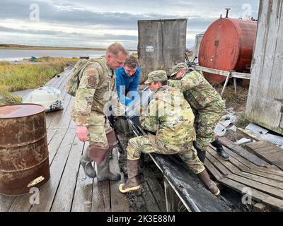 Newtok, Stati Uniti. 22nd Set, 2022. I soldati degli Stati Uniti con la Guardia Nazionale dell'Alaska assistono i residenti locali nella pulizia delle proprietà danneggiate durante l'operazione Merbok Response, 22 settembre 2022 a Newtok, Alaska. I remoti villaggi costieri subirono danni dai resti di Tifone Merbok che causarono inondazioni in oltre 1.000 miglia di costa dell'Alaska. Credit: 1st Lt. Balinda o'Neal/US Army/Alamy Live News Foto Stock