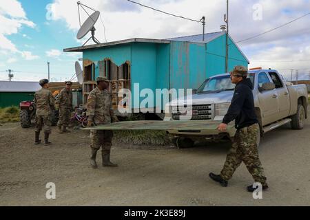 Tooksook Bay, Stati Uniti. 24th Set, 2022. I soldati degli Stati Uniti con la Guardia Nazionale dell'Alaska assistono i residenti locali nella pulizia delle proprietà danneggiate durante l'operazione Merbok Response, 24 settembre 2022 a Toksook Bay, Alaska. I remoti villaggi costieri subirono danni dai resti di Tifone Merbok che causarono inondazioni in oltre 1.000 miglia di costa dell'Alaska. Credit: 1st Lt. Balinda o'Neal/US Army/Alamy Live News Foto Stock