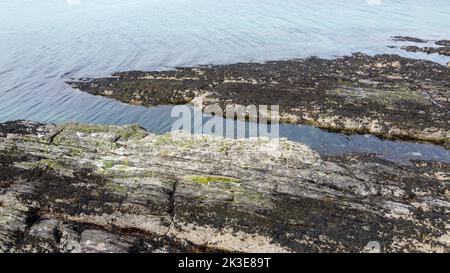 Una barriera corallina oceanica. Grandi rocce nel mare, vista dall'alto. Foto Stock