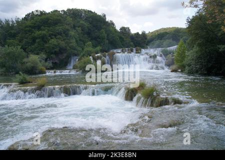 Il Parco Nazionale di Krka, noto per la successione di sette cascate, si trova nella parte meridionale della Croazia e si estende lungo il bacino del fiume Krka Foto Stock