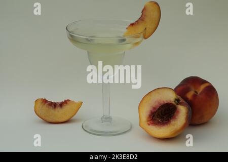 bicchiere di vino con cocktail di frutta fredda e spazio copia Foto Stock