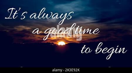 Citazione motivazionale e motivazionale è sempre un buon momento per iniziare, sullo sfondo dell'alba. Foto Stock