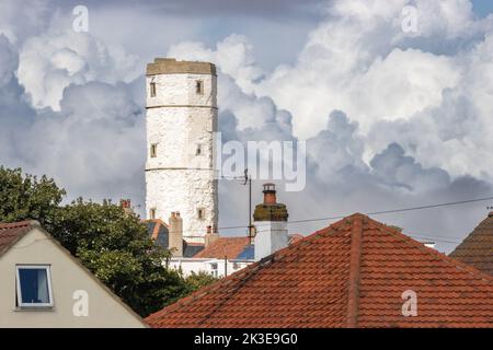 Il faro della Chalk Tower a Flamborough Head sopra i tetti locali, East Riding of Yorkshire Coast, England, UK Foto Stock