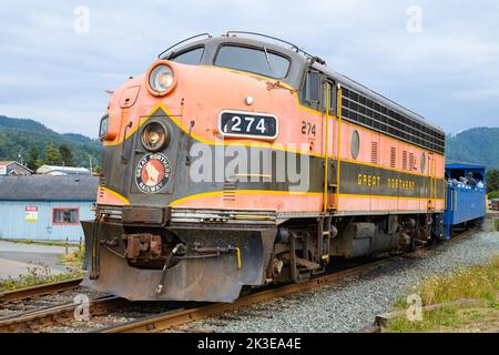 Garibaldi, OR, USA - 14 settembre 2022; Grande locomotiva diesel del Nord 274 sulla ferrovia panoramica della costa dell'Oregon a Garibaldi Oregon Foto Stock