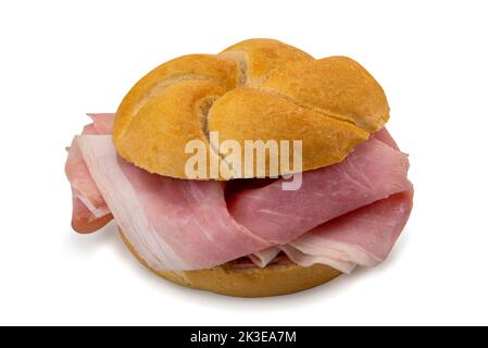 BUN con prosciutto affettato, Sandwich con pane tipico chiamato rosetta isolato su bianco, tagliante percorso Foto Stock