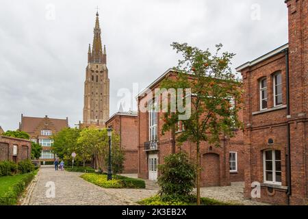 Bruges, Belgio - 18 agosto 2018: Vista della Chiesa di nostra Signora del 13th ° secolo. Foto Stock