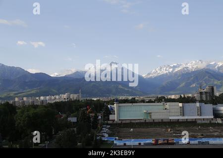 Vista sulla città e sulle montagne Trans-Ili Alatau dall'hotel di Almaty, Kazakistan Foto Stock