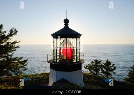 Tillamook, OR, USA - 20 settembre 2022; lente Fresnel di primo ordine che cattura la luce del tramonto a Cape Meares sulla costa dell'Oregon Foto Stock