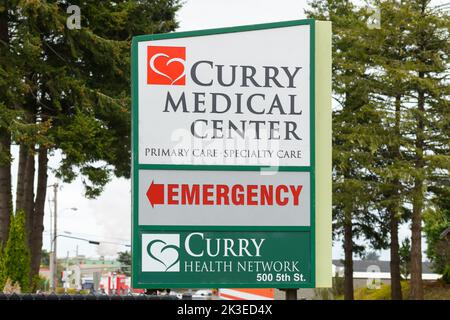 Brookings, OR, Stati Uniti d'America - 17 settembre 2022; firmare con il testo di informazioni per il Curry Medical Center in Brookings Oregon Foto Stock