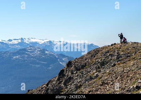 Gli escursionisti catturano la grandezza delle alte vette della British Columbia. Foto Stock