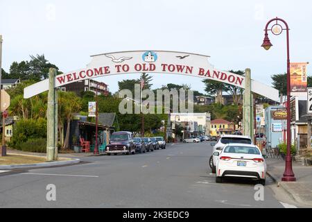 Bandon, OR, USA - 17 settembre 2022; Sign over Street with Words Benvenuti nel centro storico di Bandon, una città sulla costa dell'Oregon Foto Stock