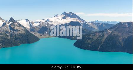 Il fascino turchese del lago Garibaldi dalle alture di Panorama Ridge. Foto Stock