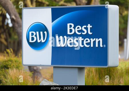 Bandon, OR, Stati Uniti d'America - 17 settembre 2022; cartello blu e bianco con il logo di Best Western Hotel Foto Stock