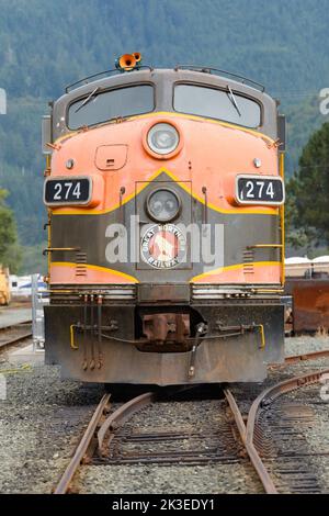 Garibaldi, OR, USA - 14 settembre 2022; Grande locomotiva elettrica diesel del Nord 274 vista frontale sulla Oregon Coast Scenic Railroad a Garibaldi OR Foto Stock