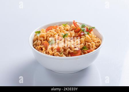 plane instant, pollo, gamberi, noodle di manzo isolato su sfondo bianco per il design o il confezionamento Foto Stock