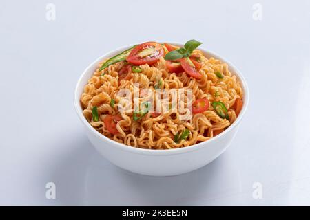 plane instant, pollo, gamberi, noodle di manzo isolato su sfondo bianco per il design o il confezionamento Foto Stock