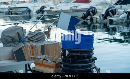 Scatole vuote su una barca da pesca situata nel porto Foto Stock