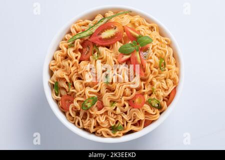 plane instant, pollo, gamberi, noodle di manzo isolato su sfondo bianco per il design o il confezionamento Foto Stock