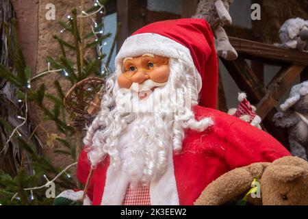 Colmar, Francia - Dicembre 2019: Babbo Natale al mercato di Natale in Alsazia, focus selettivo Foto Stock