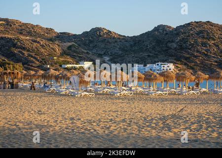 IOS, Grecia - 11 settembre 2022 : lettini e ombrelloni sulla bellissima spiaggia sabbiosa di Mylopotas in iOS Grecia Foto Stock