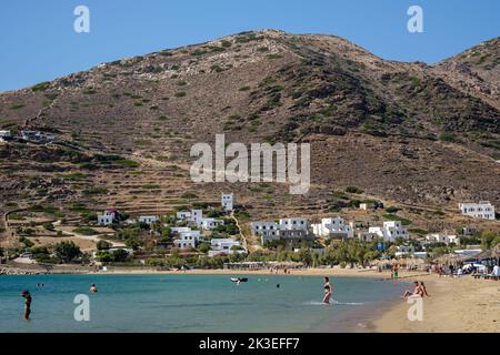 IOS, Grecia - 11 settembre 2022 : la famosa e bella spiaggia di sabbia di Gialos in iOS cicladi Grecia Foto Stock