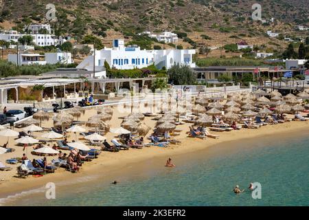 IOS, Grecia - 11 settembre 2022 : la famosa e bella spiaggia di sabbia di Mylopotas in iOS cicladi Grecia Foto Stock