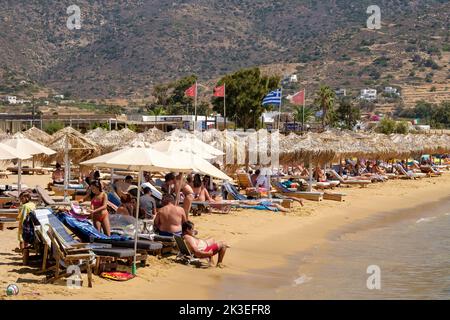 IOS, Grecia - 11 settembre 2022 : la famosa e bella spiaggia di sabbia di Mylopotas in iOS cicladi Grecia Foto Stock