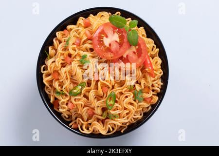 plane instant, pollo, gamberi, noodle di manzo isolato su sfondo bianco per il design o il confezionamento Foto Stock