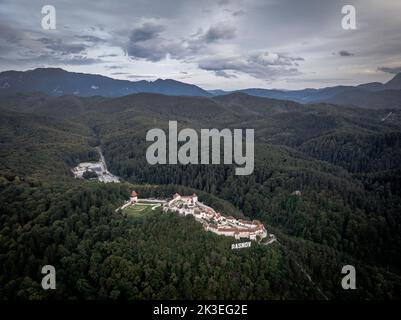 Veduta aerea della fortezza di Rasnov vicino alla città di Brasov in Romania Foto Stock