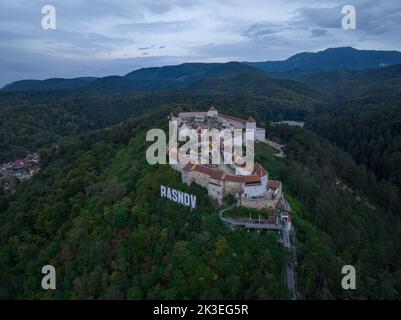 Veduta aerea della fortezza di Rasnov vicino alla città di Brasov in Romania Foto Stock