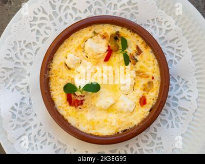 Flan de legumes et feta. Torta rustica con verdure e formaggio servita sul tavolo Foto Stock