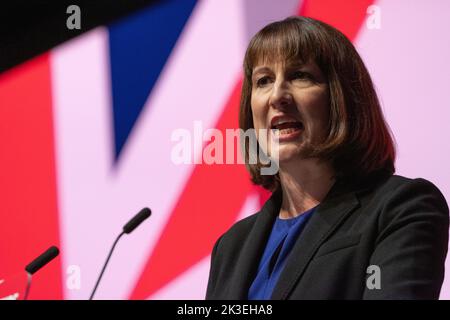 Liverpool, UK, 26.September 2022 Rachel Reeves il Cancelliere ombra dello scacchiere si rivolge alla conferenza sul lavoro a Liverpool. Liverpool Kings Dock. Liverpool, Regno Unito. Immagine: gary Roberts/worldwidefeatures.com Foto Stock