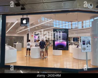 Oviedo, Spagna - 17 settembre 2022: Poster pubblicitario su un App Store che annuncia l'iPhone 14 Pro. Foto Stock