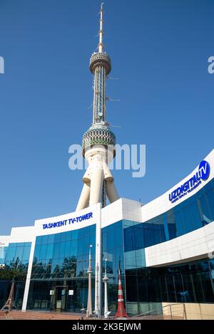 TASHKENT, UZBEKISTAN - O4 SETTEMBRE 2022: La torre televisiva nella costruzione del centro televisivo. Tashkent, Uzbekistan Foto Stock