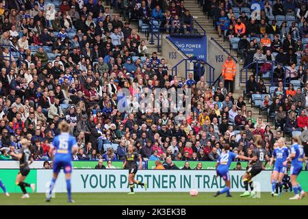 Leicester, Regno Unito. 25th Set, 2022. Leicester, Inghilterra, 25th 2022 settembre: I tifosi osservano durante la partita della Super League delle donne fa di Barclays tra Leicester City e Aston Villa al King Power Stadium di Leicester, Inghilterra. (James Holyoak/SPP) Credit: SPP Sport Press Photo. /Alamy Live News Foto Stock