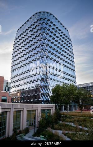 Calgary, Alberta - 25 settembre 2022: Esterno della nuova MacKimmie Tower nel campus dell'Università di Calgary. Foto Stock