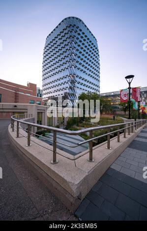 Calgary, Alberta - 25 settembre 2022: Esterno della nuova MacKimmie Tower nel campus dell'Università di Calgary. Foto Stock