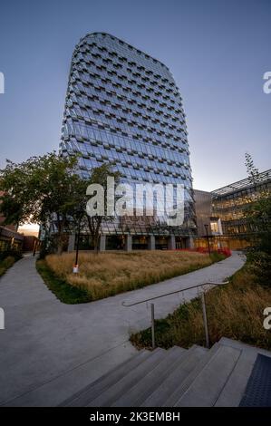 Calgary, Alberta - 25 settembre 2022: Esterno della nuova MacKimmie Tower nel campus dell'Università di Calgary. Foto Stock