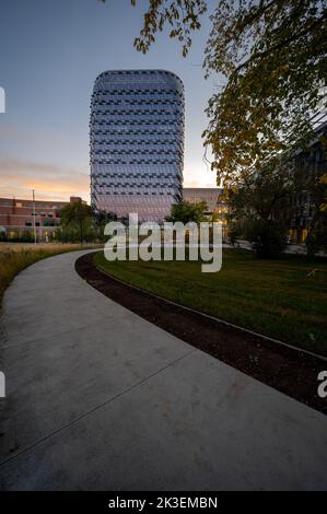 Calgary, Alberta - 25 settembre 2022: Esterno della nuova MacKimmie Tower nel campus dell'Università di Calgary. Foto Stock