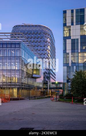 Calgary, Alberta - 25 settembre 2022: Esterno della nuova MacKimmie Tower nel campus dell'Università di Calgary. Foto Stock