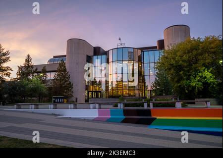 Calgary, Alberta - 25 settembre 2022: Esterno della MacEwan Hall nel campus dell'Università di Calgary. Foto Stock