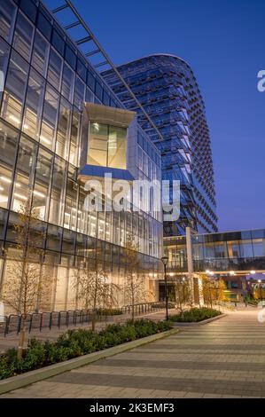 Calgary, Alberta - 25 settembre 2022: Esterno della nuova MacKimmie Tower nel campus dell'Università di Calgary. Foto Stock