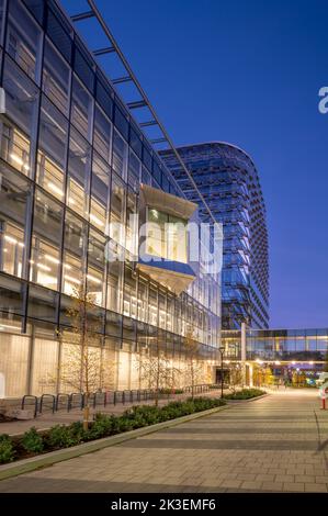 Calgary, Alberta - 25 settembre 2022: Esterno della nuova MacKimmie Tower nel campus dell'Università di Calgary. Foto Stock