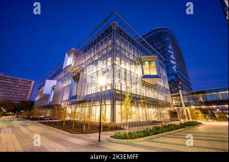 Calgary, Alberta - 25 settembre 2022: Esterno della nuova MacKimmie Tower nel campus dell'Università di Calgary. Foto Stock