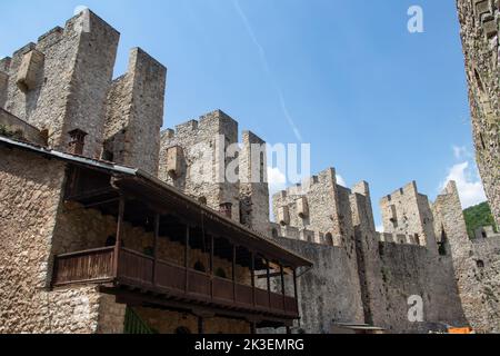 Monastero ortodosso serbo Manasija vicino a Despotovac, Serbia, fondato da Despot Stefan Lazarevic tra il 1406 e il 1418. Chiesa della Santissima trinità Foto Stock
